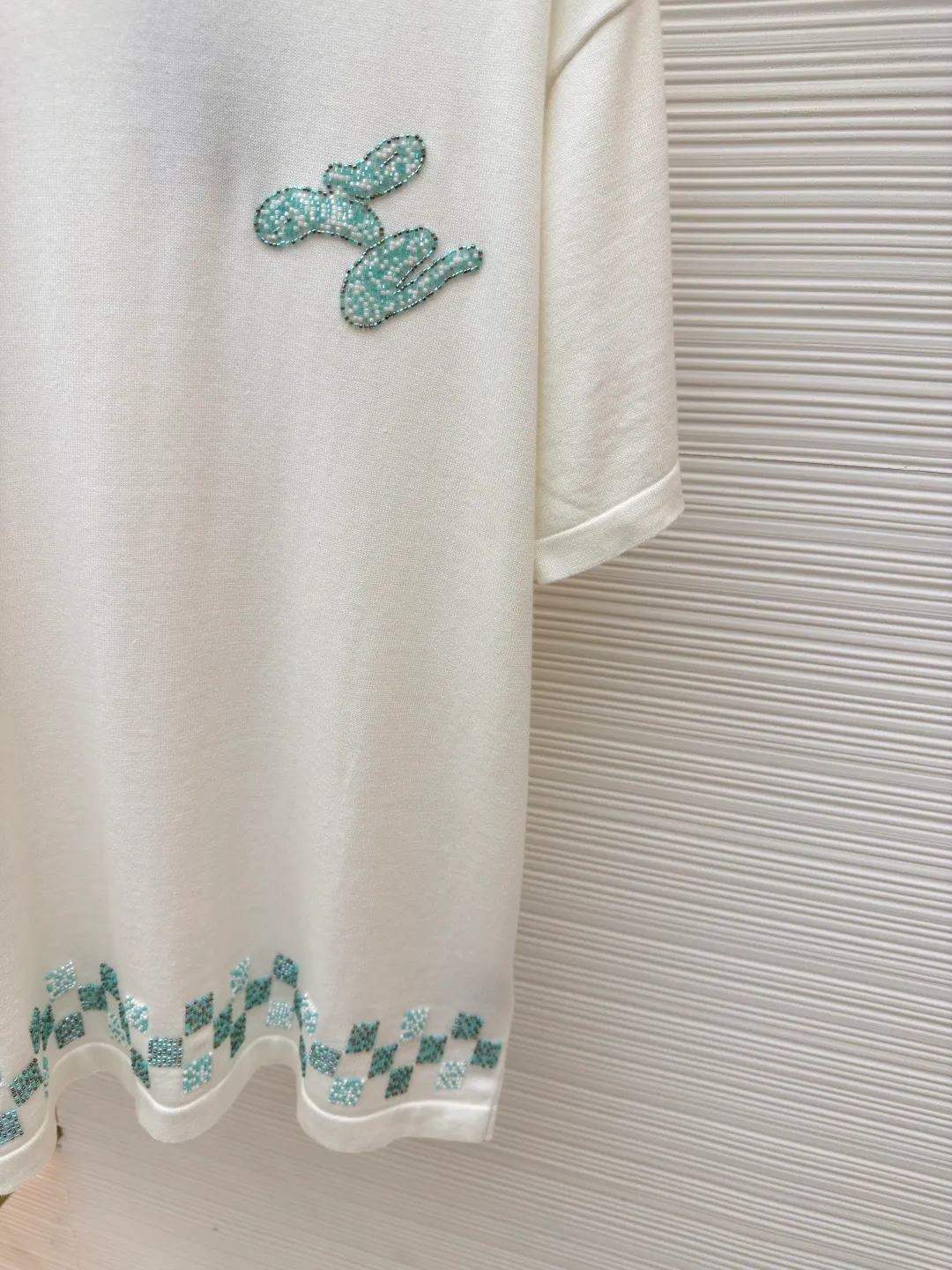 LOUIS VUITTON beaded woolen short sleeves with decorative details ●Authentic product: Purchased and developed by 14599 ●Item number: 1680201-B05 ●Material: plain cotton fabric ●Technology: woolen fabric ●Version: fitted version ●Weight: about 350 grams ●Size: The plaid embroidery pays homage to Yingze swimming pool tiles, and the handwritten LV beads embellish the chest. The overall wiring is straight and delicate, the fabric is comfortable and soft, and the color is consistent without color difference. It can be matched with the same style to create a fashionable look and control various occasions. Customized accessories, complete with three standards, same style for men and women!